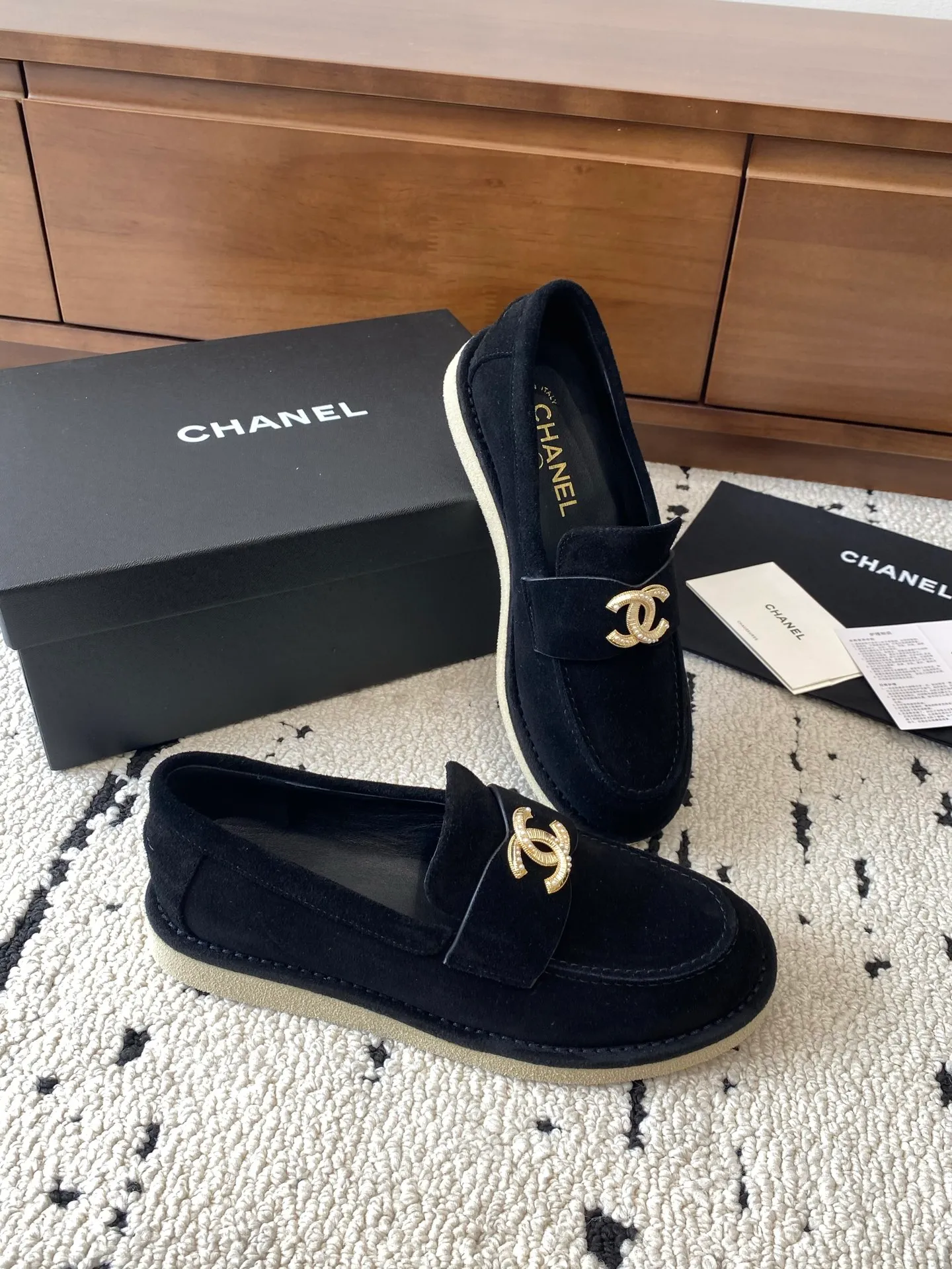 👟👟Ex-factory price 620👟👟Higher version 🍀2025 autumn and winter new Chanel Chanel entrance hardware buckle, Loaf lazy shoes, can be worn all year round. No matter when you wear it, it is very high-end and durable. Go shopping and attract attention on the street! Easily travel between commuting and leisure occasions, and become a carefree fashionable and elegant woman ~ Upper: cowhide/cow nubuck leather/open edge beads Inner: lambskin Sole: Italian raw rubber outsole leather strip Code number: 35-39 (40/41 customized, non-refundable and non-exchangeable 👉 Buy now👉 Buy now👉 Buy now👉